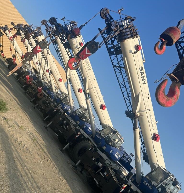 أسطول رافعات جاهز للنقل